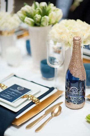 Свадебная палитра: густой темно-синий цвет и роскошь золота 