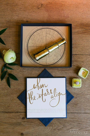 Свадебная палитра: густой темно-синий цвет и роскошь золота 