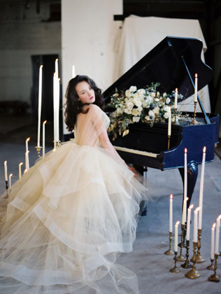 Свадебная палитра: густой темно-синий цвет и роскошь золота 