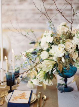 Свадебная палитра: густой темно-синий цвет и роскошь золота 