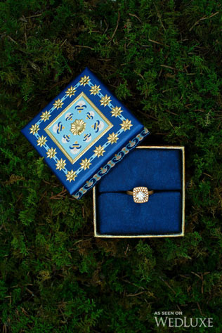 Свадебная палитра: густой темно-синий цвет и роскошь золота 