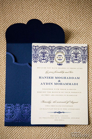 Свадебная палитра: густой темно-синий цвет и роскошь золота 