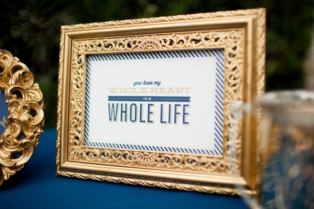 Свадебная палитра: густой темно-синий цвет и роскошь золота 