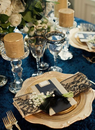 Свадебная палитра: густой темно-синий цвет и роскошь золота 