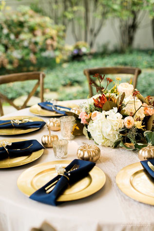 Свадебная палитра: густой темно-синий цвет и роскошь золота 