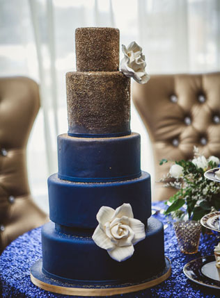 Свадебная палитра: густой темно-синий цвет и роскошь золота 