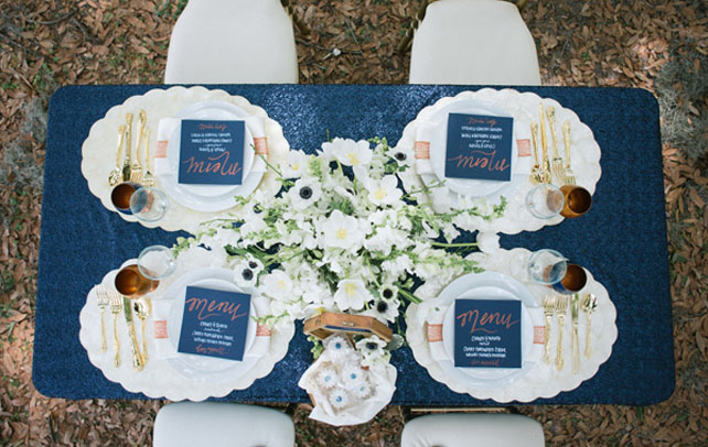 Свадебная палитра: густой темно-синий цвет и роскошь золота 