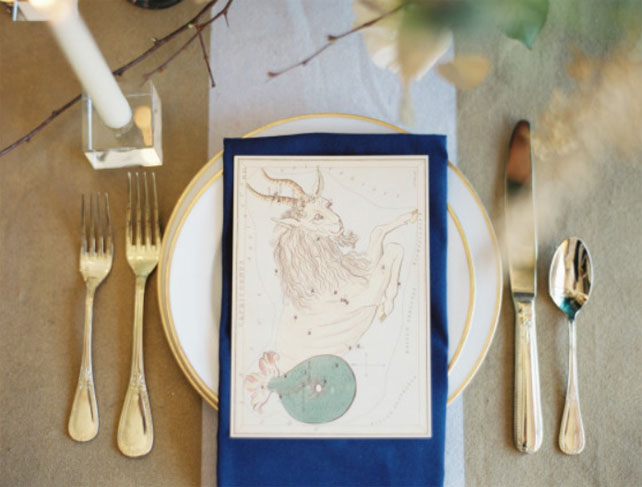 Свадебная палитра: густой темно-синий цвет и роскошь золота 