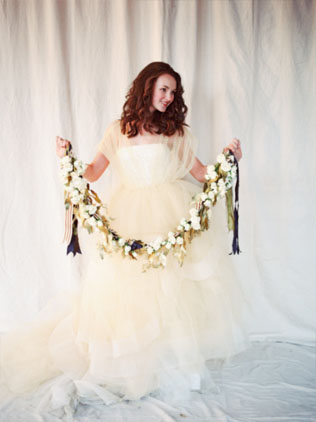 Свадебная палитра: густой темно-синий цвет и роскошь золота 