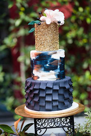 Свадебная палитра: густой темно-синий цвет и роскошь золота 