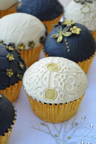 Свадебная палитра: густой темно-синий цвет и роскошь золота 