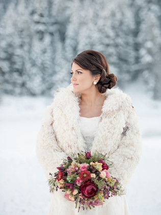 зимний образ невесты, невеста в шубке из искусственного меха 