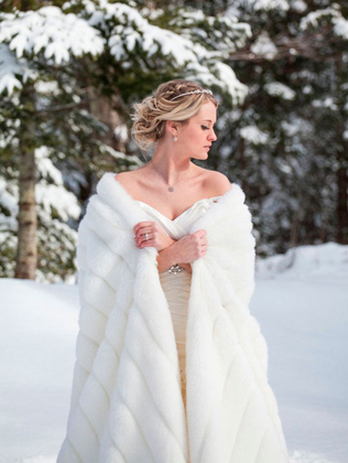 зимний образ невесты, невеста в меховой накидке 