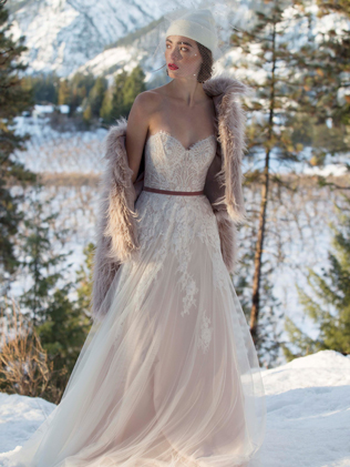 зимний образ невесты, невеста в шубке из искусственного меха 