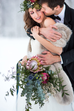 зимний образ невесты, невеста в меховой накидке 