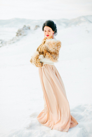 зимний образ невесты, невеста в меховой накидке 