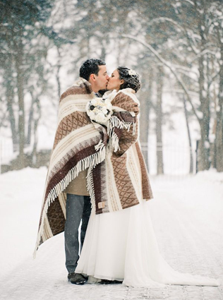 зимний образ невесты, жених и невеста в теплом пледе 