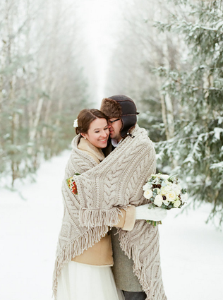 зимний образ невесты, жених и невеста в вязаном пледе 