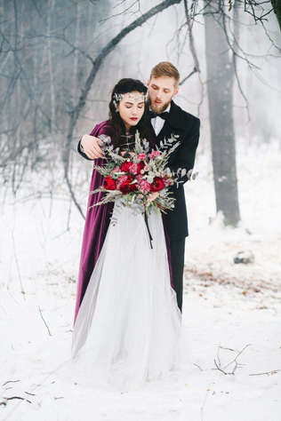 зимний образ невесты, невеста в короткой накидке с капюшоном 