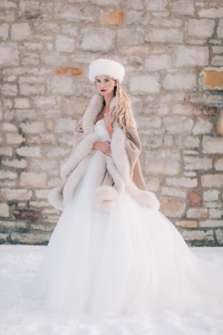 зимний образ невесты, невеста в накидке с меховой отделкой 