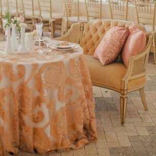 Стильные детали: текстурированные скатерти для свадьбы