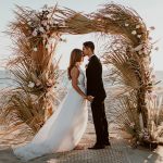 Экзотика на свадьбе: сухие пальмовые листья в декоре