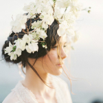 Весеннее вдохновение: 36 свадебных причесок с живыми цветами