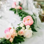 Цветочные гирлянды в декоре свадебного стола