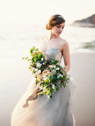 Тренд лета: свадебные платья с обнаженными плечами, невеста на пляже