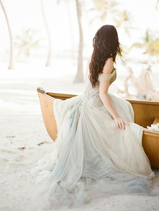 Тренд лета: свадебные платья с обнаженными плечами, невеста у лодки