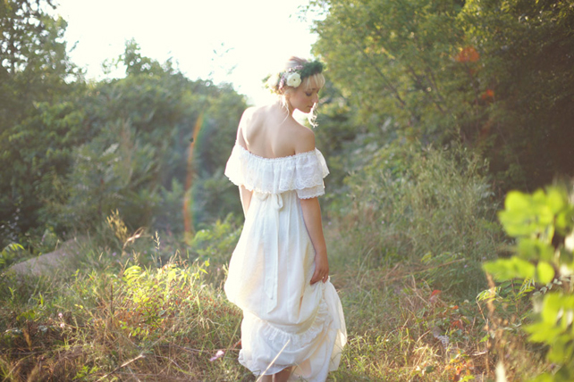 Тренд лета: свадебные платья с обнаженными плечами, невеста в лесу