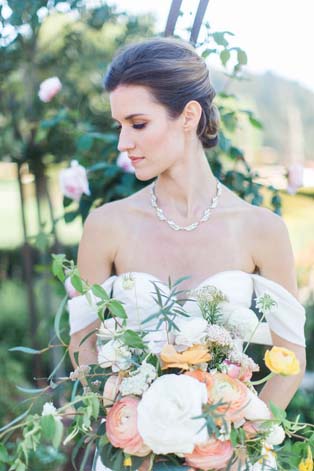Тренд лета: свадебные платья с обнаженными плечами, невеста с букетом