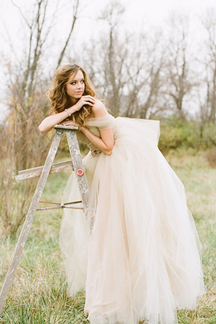 Тренд лета: свадебные платья с обнаженными плечами, невеста на стремянке