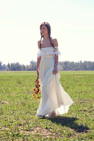 Тренд лета: свадебные платья с обнаженными плечами, невеста в поле