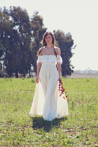 Тренд лета: свадебные платья с обнаженными плечами, невеста в поле