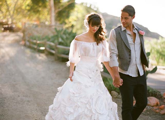 Тренд лета: свадебные платья с обнаженными плечами, жених и невеста рустик