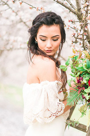 Тренд лета: свадебные платья с обнаженными плечами, невеста на стремянке