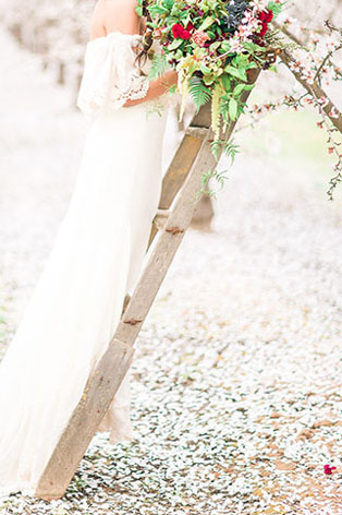 Тренд лета: свадебные платья с обнаженными плечами, невеста на стремянке