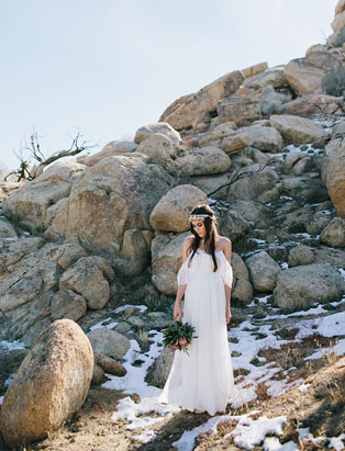 Тренд лета: свадебные платья с обнаженными плечами, невеста у камней