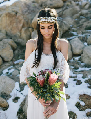 Тренд лета: свадебные платья с обнаженными плечами, невеста у камней