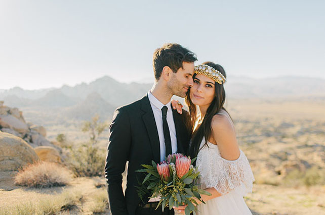 Тренд лета: свадебные платья с обнаженными плечами, жених и невеста в пустыне