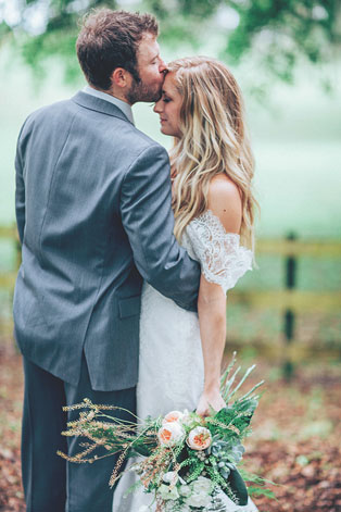 Тренд лета: свадебные платья с обнаженными плечами, рустик жених и невеста