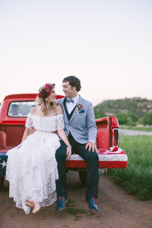 Тренд лета: свадебные платья с обнаженными плечами, жених и невеста на машине