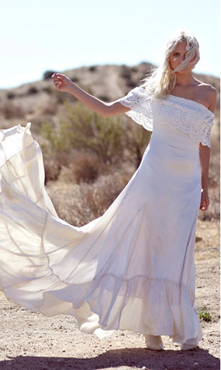 Тренд лета: свадебные платья с обнаженными плечами, невеста в пустыне