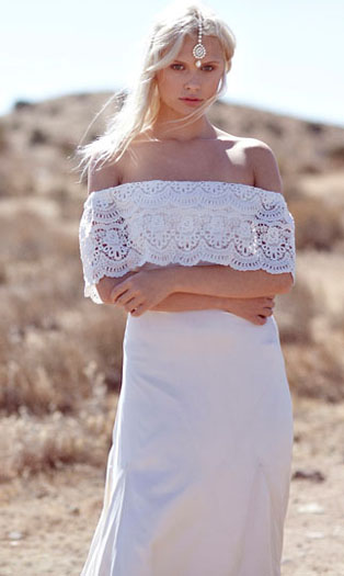 Тренд лета: свадебные платья с обнаженными плечами, невеста в пустыне