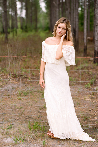 Тренд лета: свадебные платья с обнаженными плечами, невеста в лесу