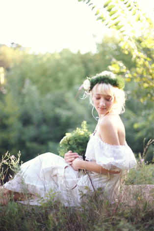 Тренд лета: свадебные платья с обнаженными плечами, невеста на поляне