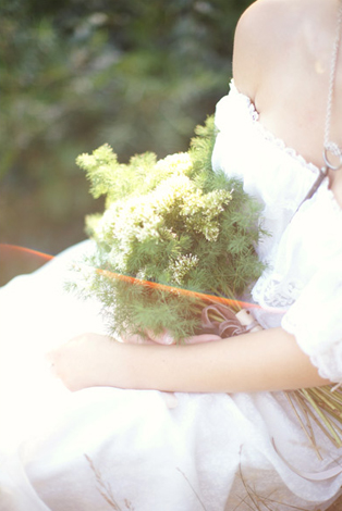 Тренд лета: свадебные платья с обнаженными плечами, букет невесты