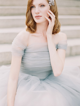 Тренд лета: свадебные платья с обнаженными плечами, невеста на ступеньках