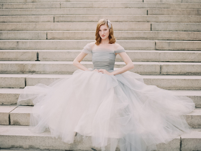 Тренд лета: свадебные платья с обнаженными плечами, невеста на ступеньках